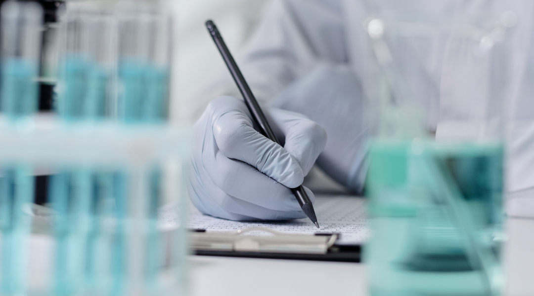 研究・臨床連携を象徴する、実験環境で記録作業を行う研究者のイメージ